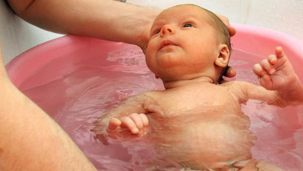 آموزش شستن نوزاد  - حمام نوزاد